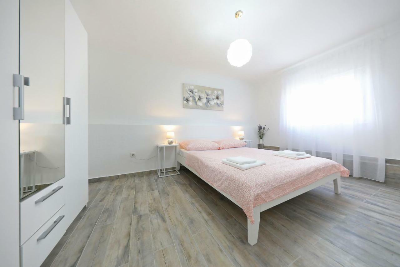 Apartmani Neva, Pridraga Экстерьер фото