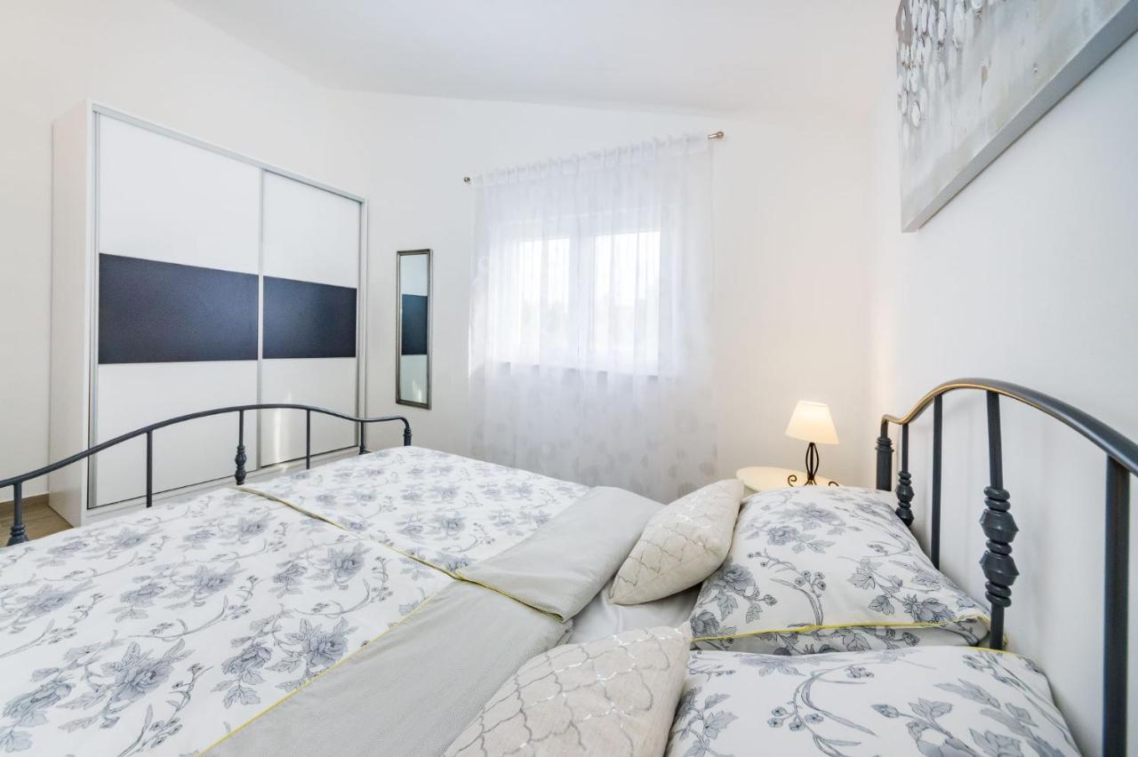 Apartmani Neva, Pridraga Экстерьер фото